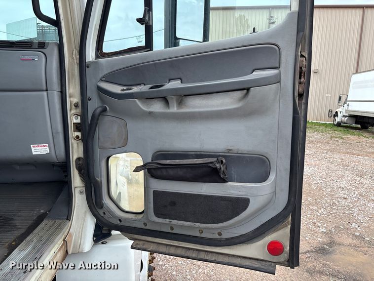 image for item FB3216 2009 Freightliner Columbia 120 semi truck