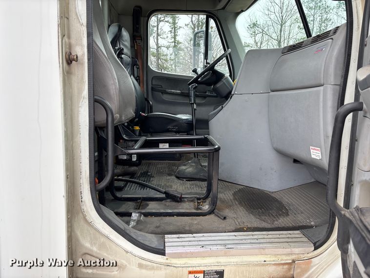 image for item FB3216 2009 Freightliner Columbia 120 semi truck