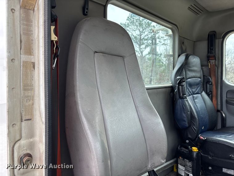 image for item FB3216 2009 Freightliner Columbia 120 semi truck