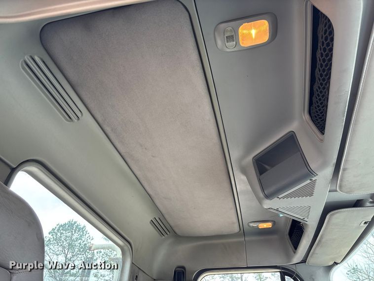 image for item FB3216 2009 Freightliner Columbia 120 semi truck