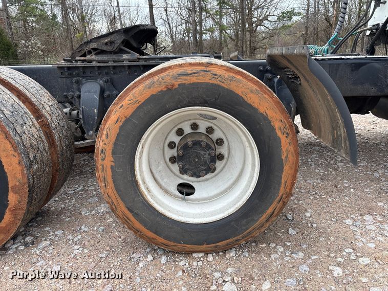 image for item FB3216 2009 Freightliner Columbia 120 semi truck