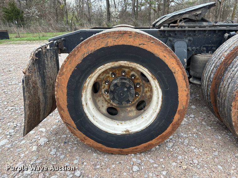 image for item FB3216 2009 Freightliner Columbia 120 semi truck