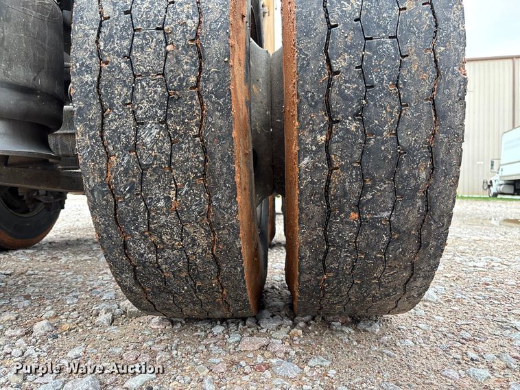 image for item FB3216 2009 Freightliner Columbia 120 semi truck