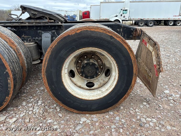 image for item FB3216 2009 Freightliner Columbia 120 semi truck