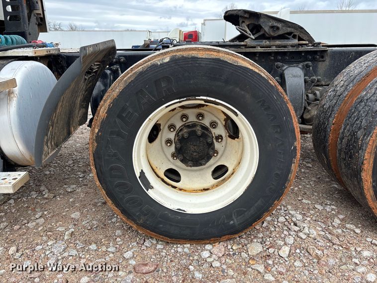 image for item FB3216 2009 Freightliner Columbia 120 semi truck