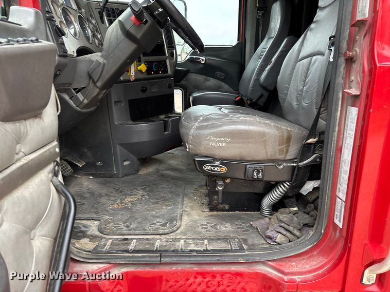 image for item FB3220 2017 Mack CXU613 semi truck