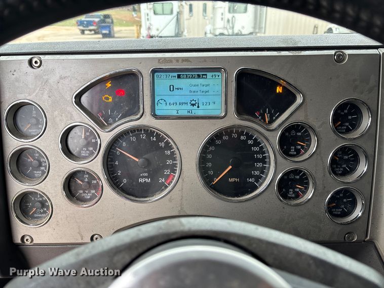 image for item FB3220 2017 Mack CXU613 semi truck