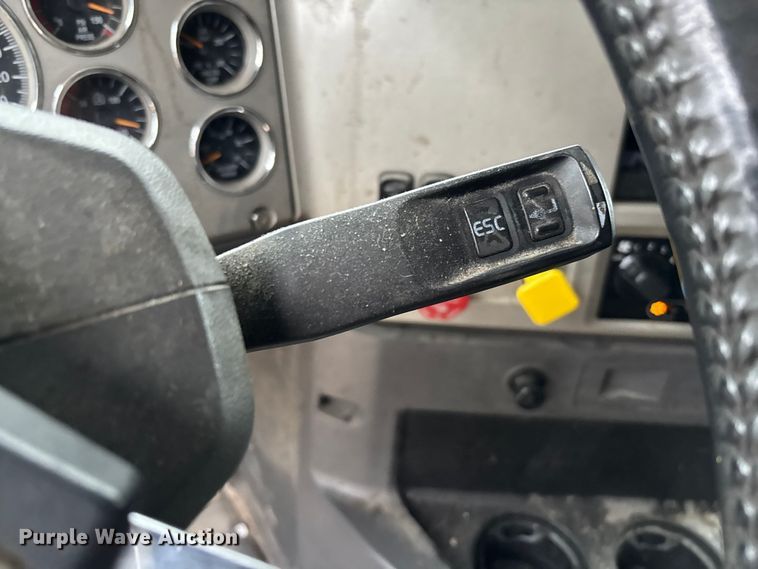 image for item FB3220 2017 Mack CXU613 semi truck