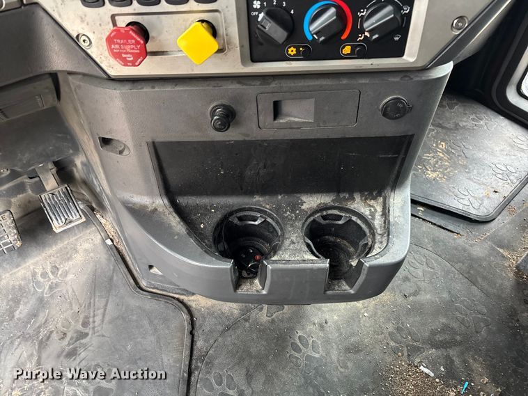 image for item FB3220 2017 Mack CXU613 semi truck