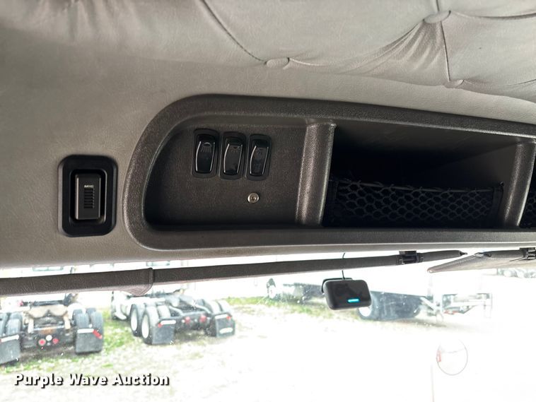 image for item FB3220 2017 Mack CXU613 semi truck