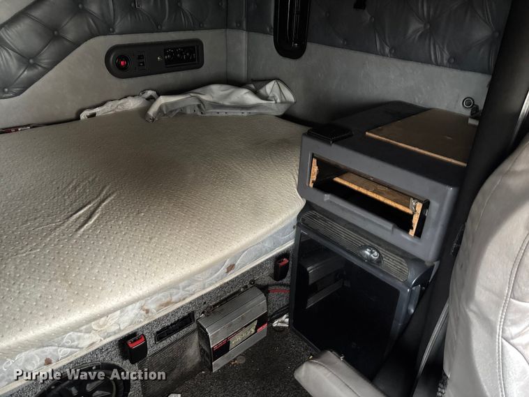 image for item FB3220 2017 Mack CXU613 semi truck