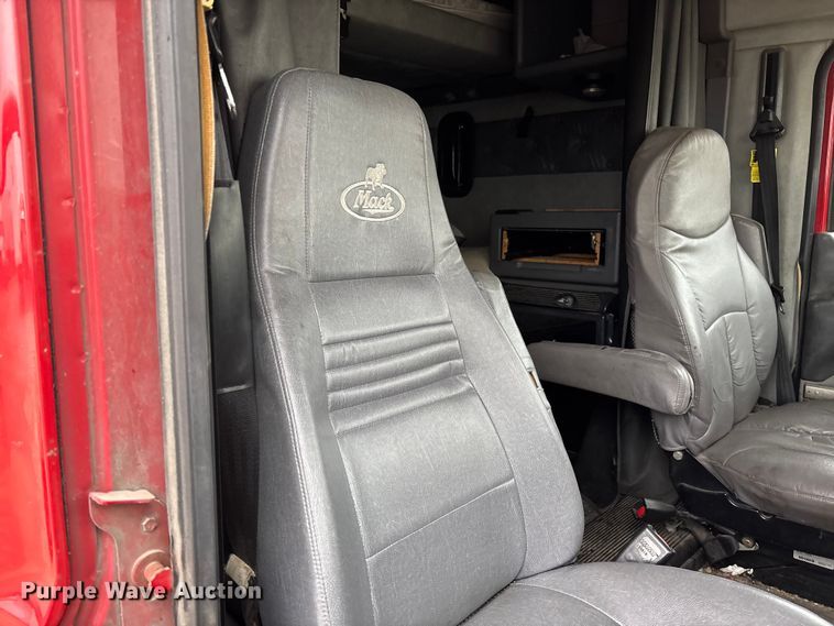 image for item FB3220 2017 Mack CXU613 semi truck