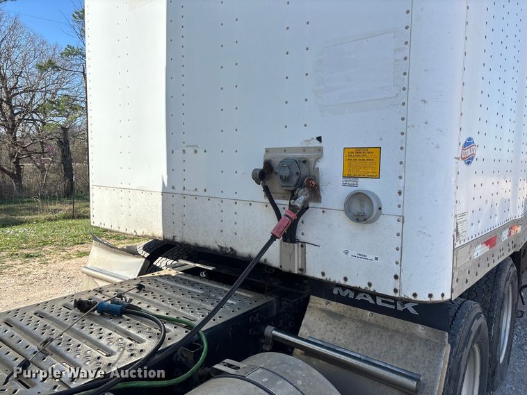 image for item FB3240 2005 Utility VS2DC dry van trailer