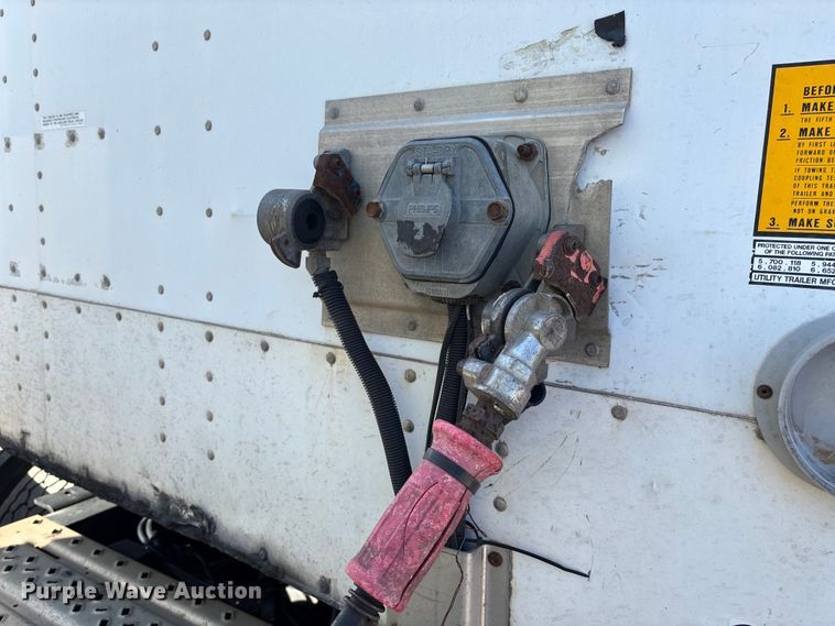 image for item FB3240 2005 Utility VS2DC dry van trailer