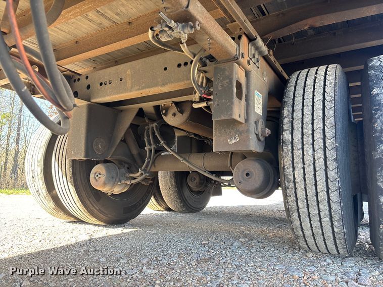 image for item FB3240 2005 Utility VS2DC dry van trailer