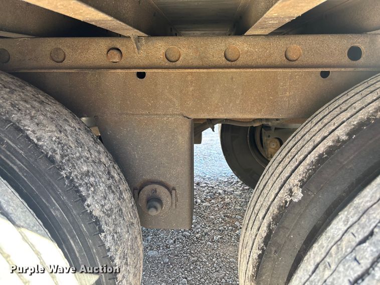 image for item FB3240 2005 Utility VS2DC dry van trailer