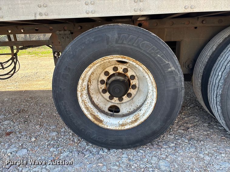 image for item FB3240 2005 Utility VS2DC dry van trailer