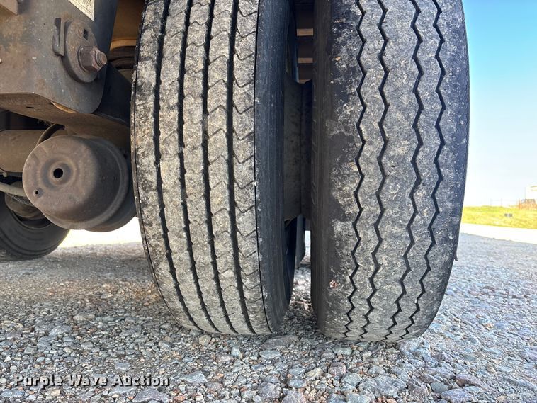 image for item FB3240 2005 Utility VS2DC dry van trailer