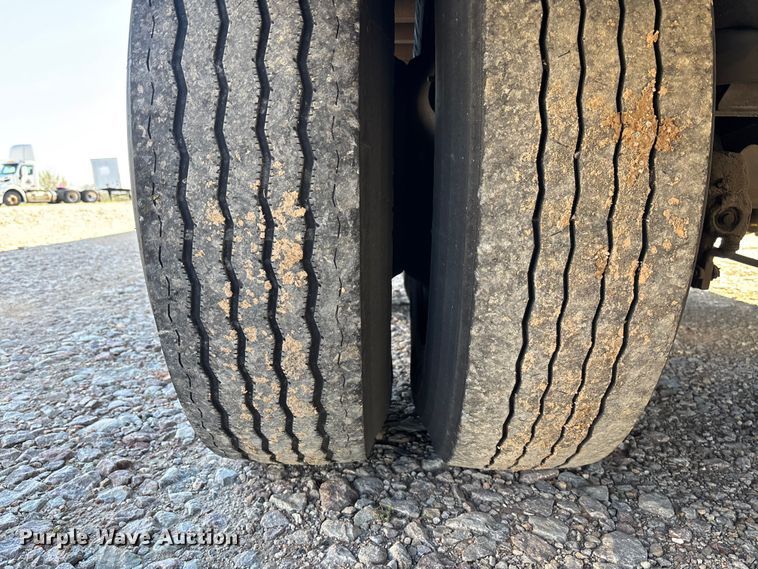 image for item FB3240 2005 Utility VS2DC dry van trailer