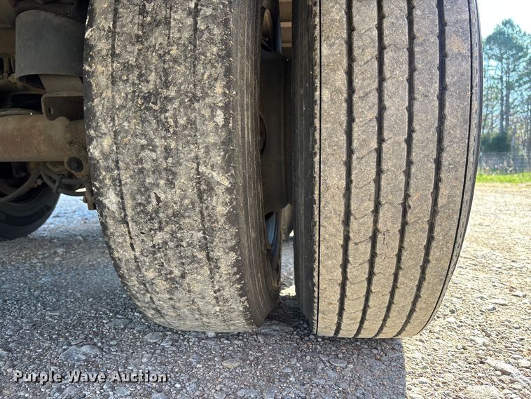 image for item FB3240 2005 Utility VS2DC dry van trailer