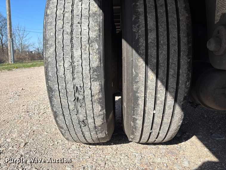 image for item FB3240 2005 Utility VS2DC dry van trailer