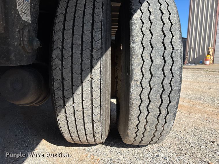 image for item FB3241 2006 Utility VS2DC dry van trailer