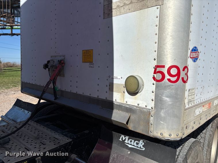 image for item FB3242 2006 Utility VS2DC dry van trailer