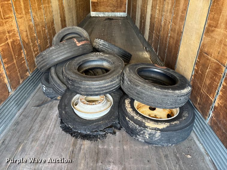 image for item FB3242 2006 Utility VS2DC dry van trailer