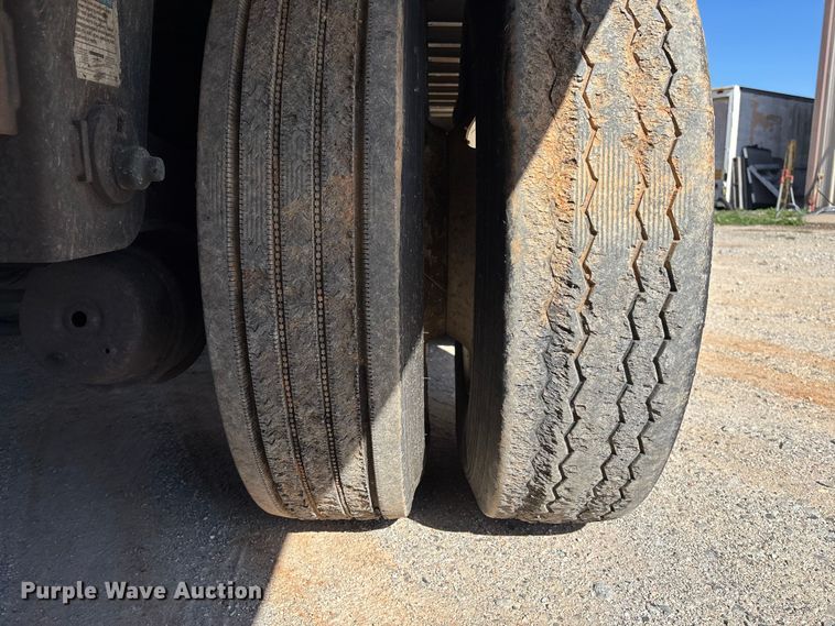 image for item FB3242 2006 Utility VS2DC dry van trailer