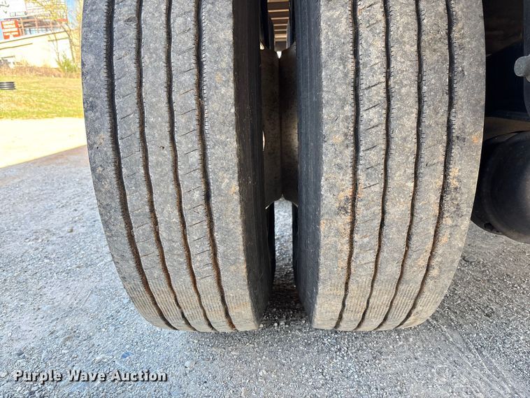 image for item FB3242 2006 Utility VS2DC dry van trailer