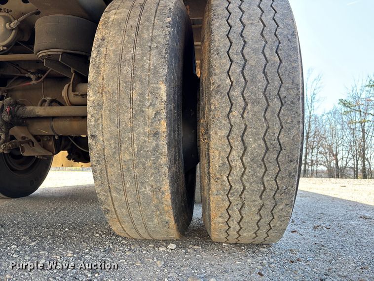 image for item FB3243 2005 Stoughton AVW-535T-S-C-AR dry van trailer