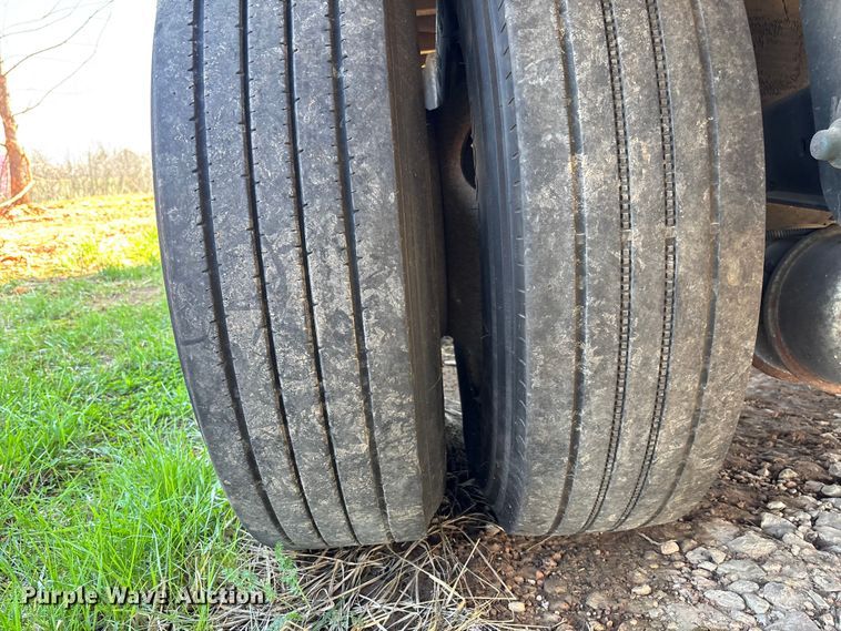 image for item FB3248 2006 Utility VS2DC dry van trailer