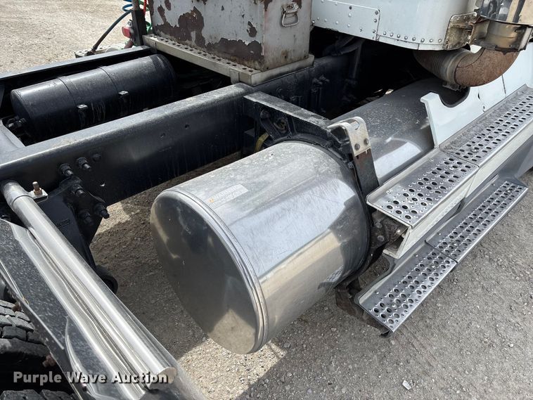 image for item FB3260 1999 Freightliner FLD120 semi truck