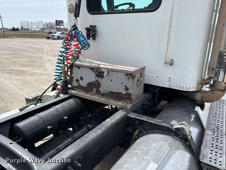 image for item FB3260 1999 Freightliner FLD120 semi truck