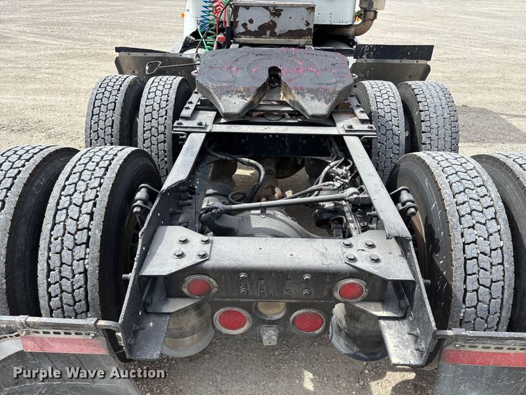 image for item FB3260 1999 Freightliner FLD120 semi truck