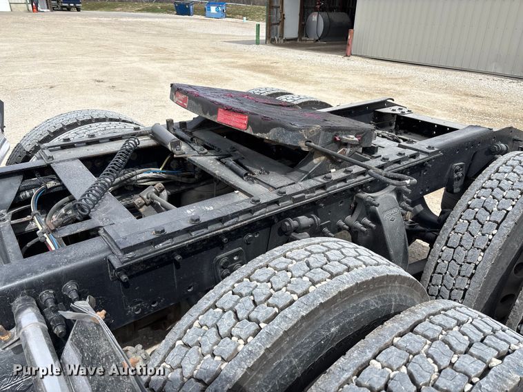 image for item FB3260 1999 Freightliner FLD120 semi truck