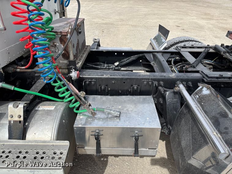 image for item FB3260 1999 Freightliner FLD120 semi truck