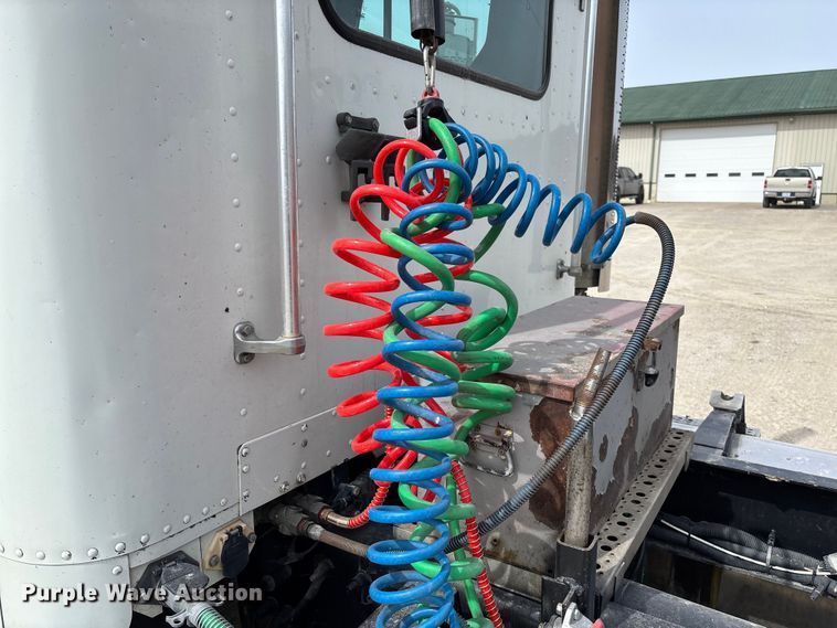 image for item FB3260 1999 Freightliner FLD120 semi truck