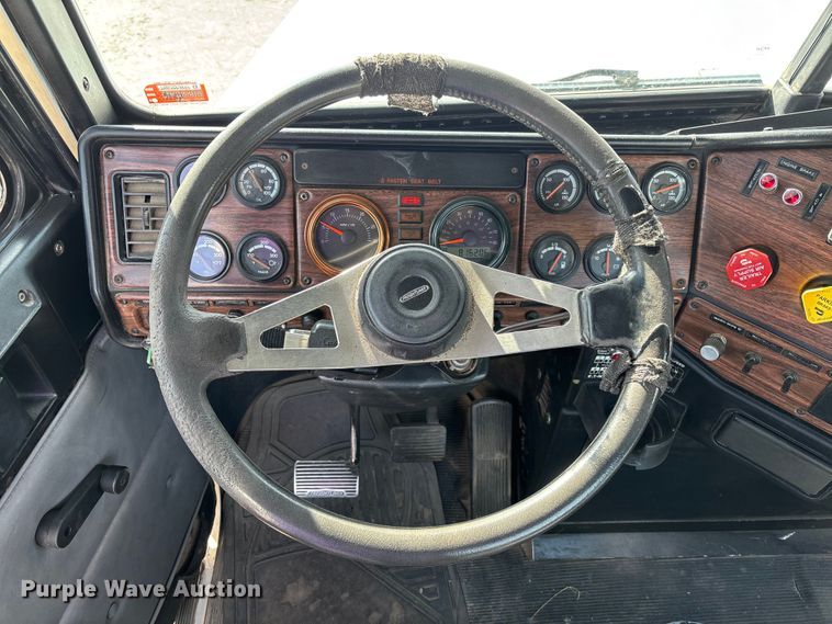 image for item FB3260 1999 Freightliner FLD120 semi truck