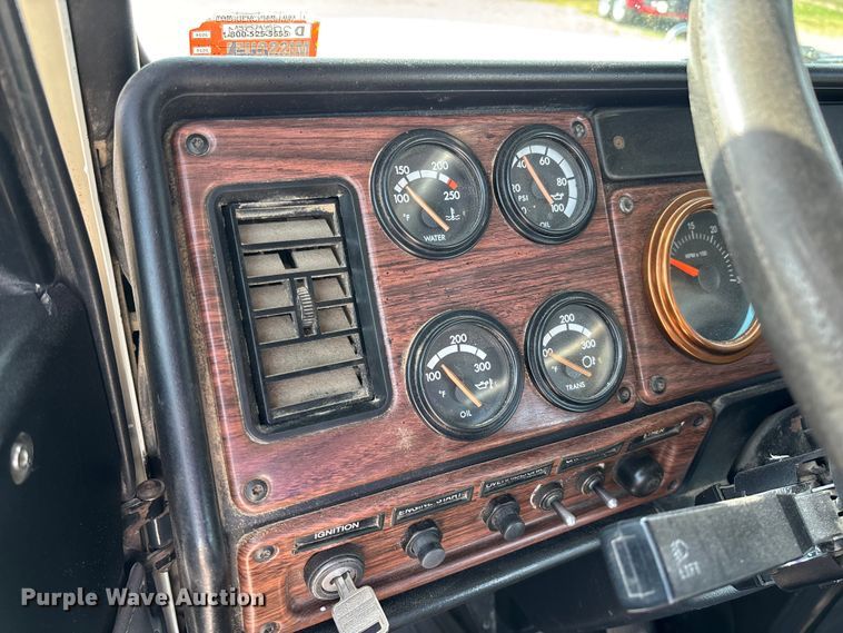 image for item FB3260 1999 Freightliner FLD120 semi truck