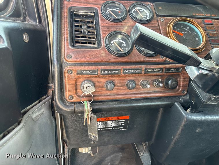 image for item FB3260 1999 Freightliner FLD120 semi truck