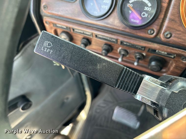 image for item FB3260 1999 Freightliner FLD120 semi truck