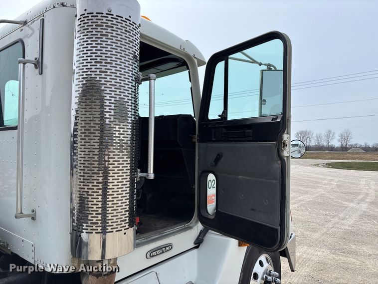 image for item FB3260 1999 Freightliner FLD120 semi truck