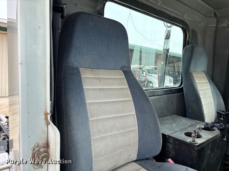 image for item FB3260 1999 Freightliner FLD120 semi truck