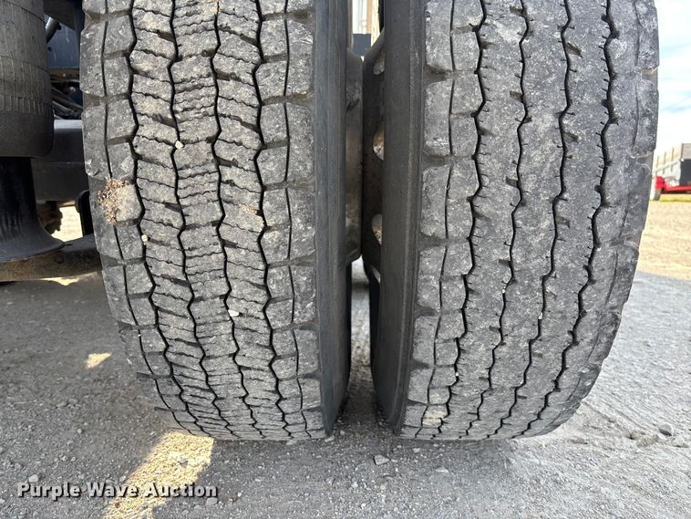 image for item FB3260 1999 Freightliner FLD120 semi truck