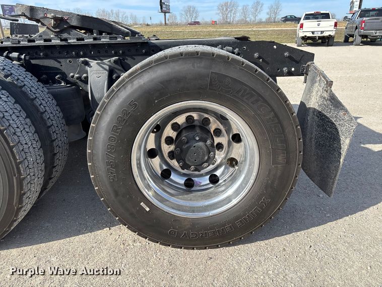 image for item FB3260 1999 Freightliner FLD120 semi truck