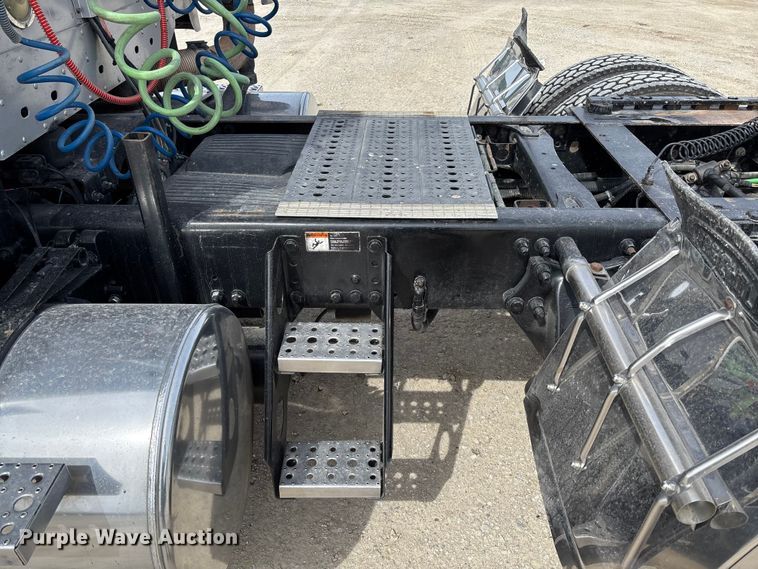 image for item FB3261 2005 Freightliner CL120 semi truck