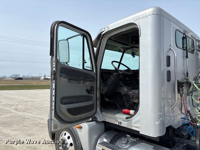 image for item FB3261 2005 Freightliner CL120 semi truck