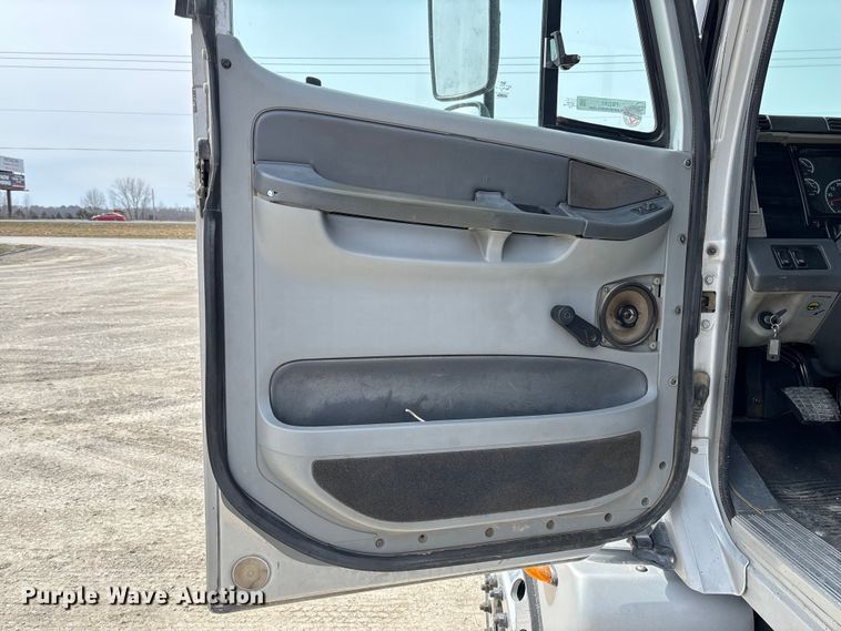 image for item FB3261 2005 Freightliner CL120 semi truck