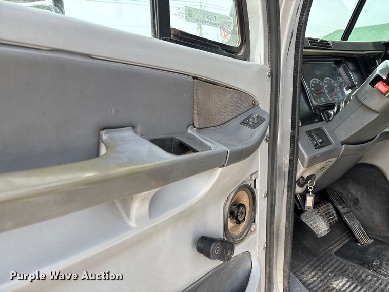 image for item FB3261 2005 Freightliner CL120 semi truck